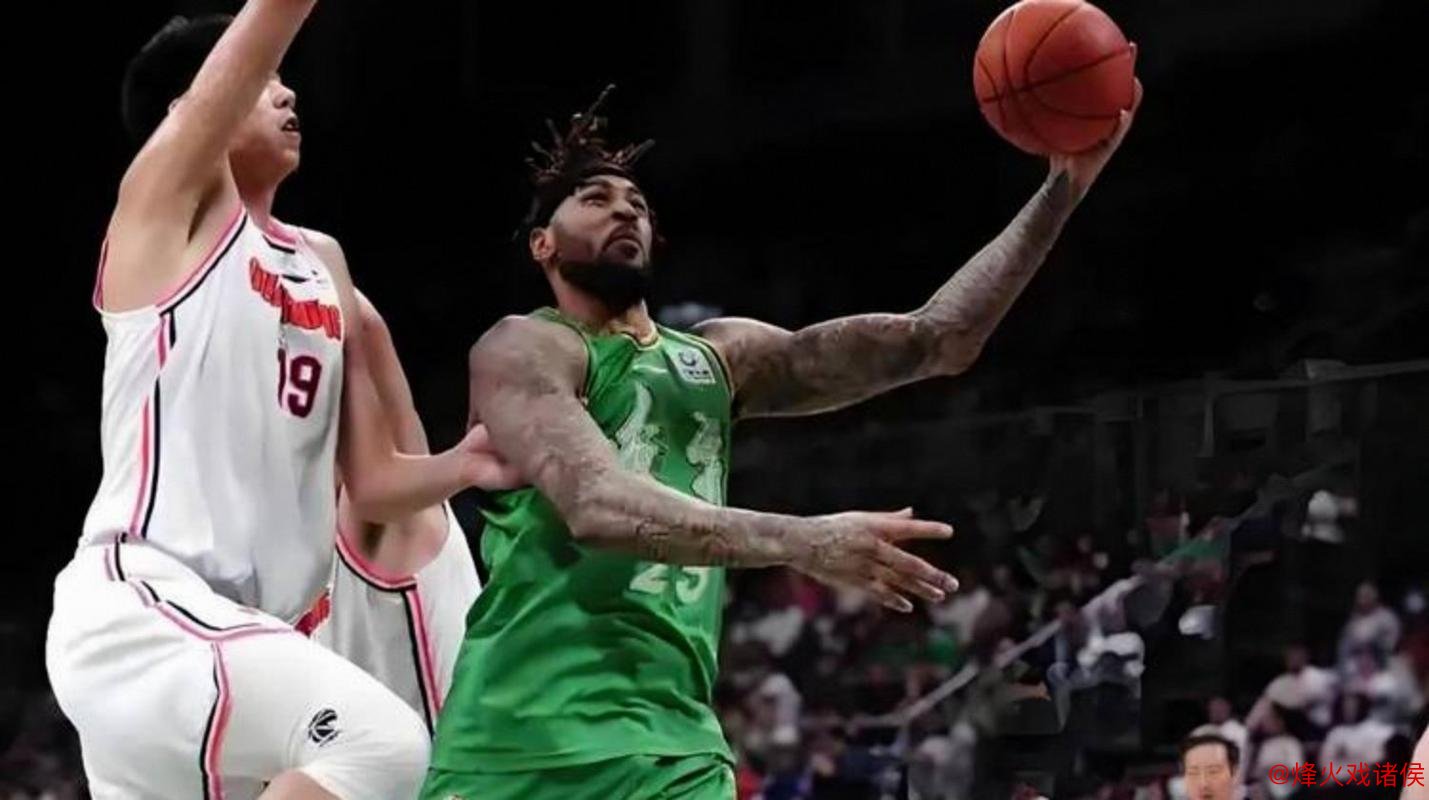 最萌身高差!莫兰德与法尔跳球成搞笑瞬间,放弃亦是智慧,辽宁男篮主场险胜宁波比分胶着 最萌身高差!莫兰德与法尔跳球成搞笑瞬间,放弃亦是智慧,辽宁男篮主场险胜宁波比分胶着